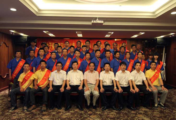 装饰集团隆重表彰2012年度“优秀务工人员”和“优秀安全员”