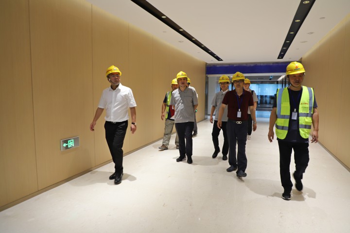 控股集团副总裁吴华一行到中天精诚装饰开展高温慰问和安全检查