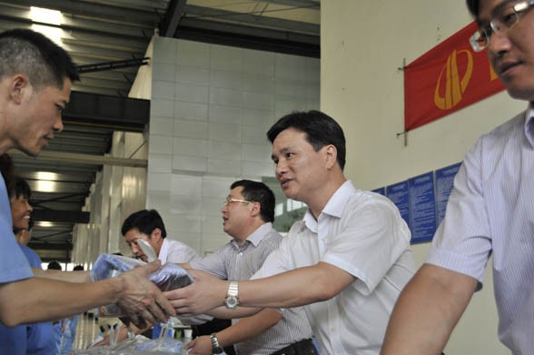 中天幕墙深入开展“抗高温、送清凉”慰问活动