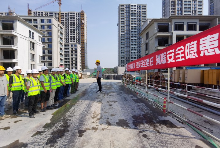 控股集团副总裁吴华到中天精诚装饰进行安全日检查