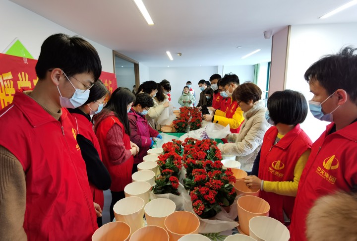 中天精诚装饰组织开展学雷锋志愿服务活动