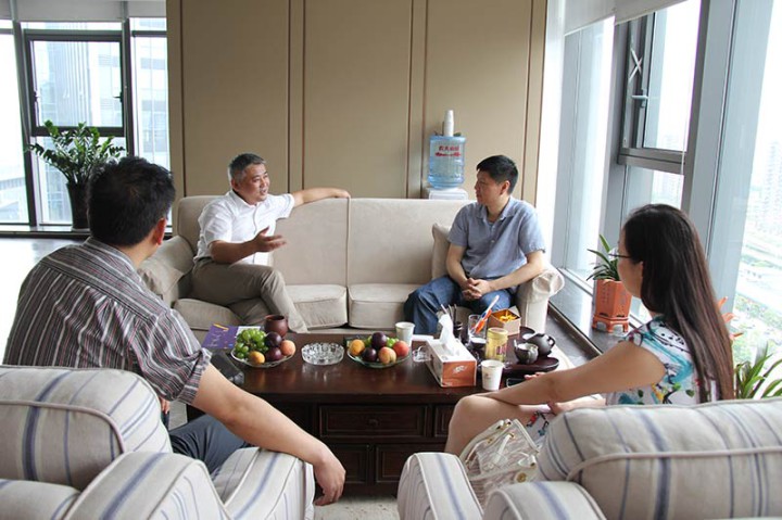 南星街道党工委书记鲁军走访慰问装饰集团