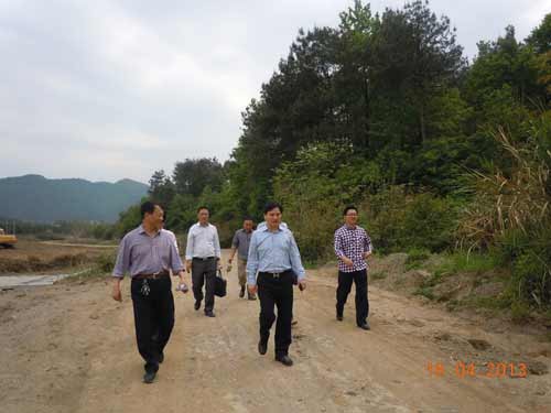楼锦其董事长前往苗圃基地检查工作