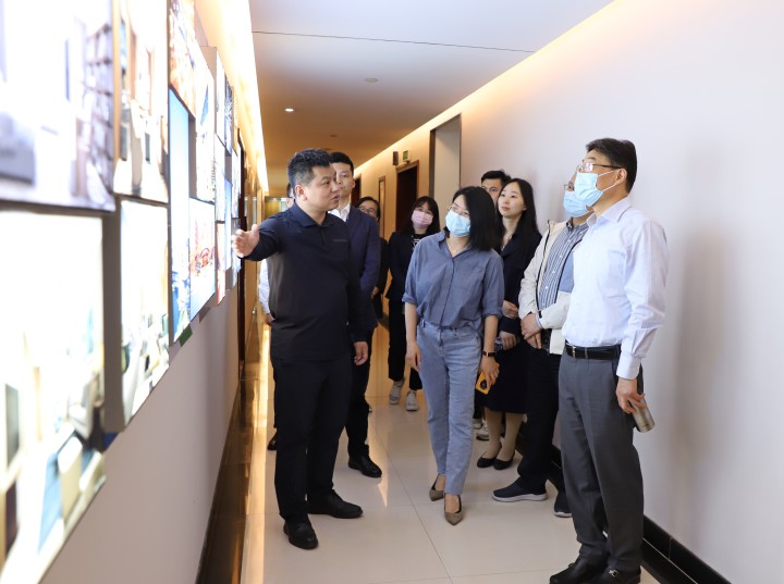 杭州市上城区区委常委黄利文一行赴中天精诚装饰走访调研