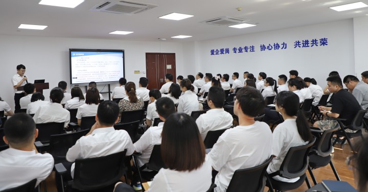 中天精诚装饰召开制度学习宣贯会