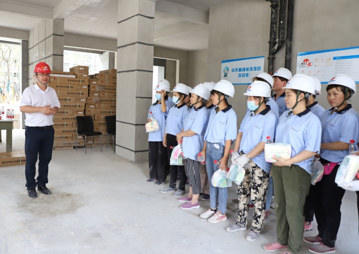 浙江省建筑装饰行业协会秘书长吴建挺一行到精诚装饰开展高温走访慰问活动