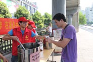 中天装饰开展“夏日送凉茶”志愿者活动