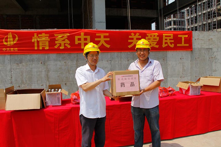集团监事会主席方跃峰到装饰集团开展高温慰问及工作检查
