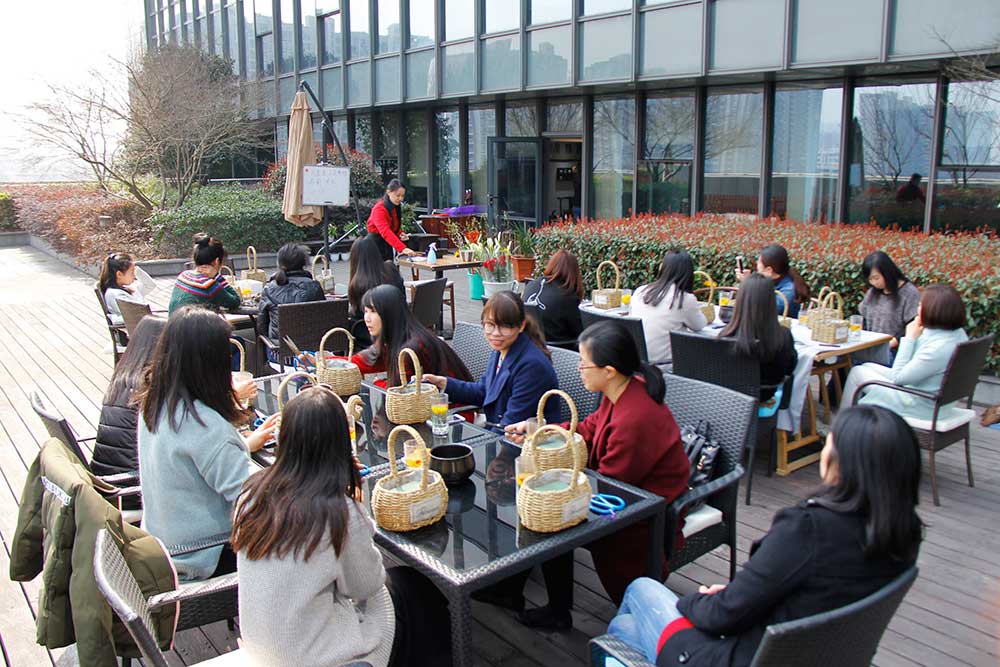 装饰集团组织开展三八妇女节活动