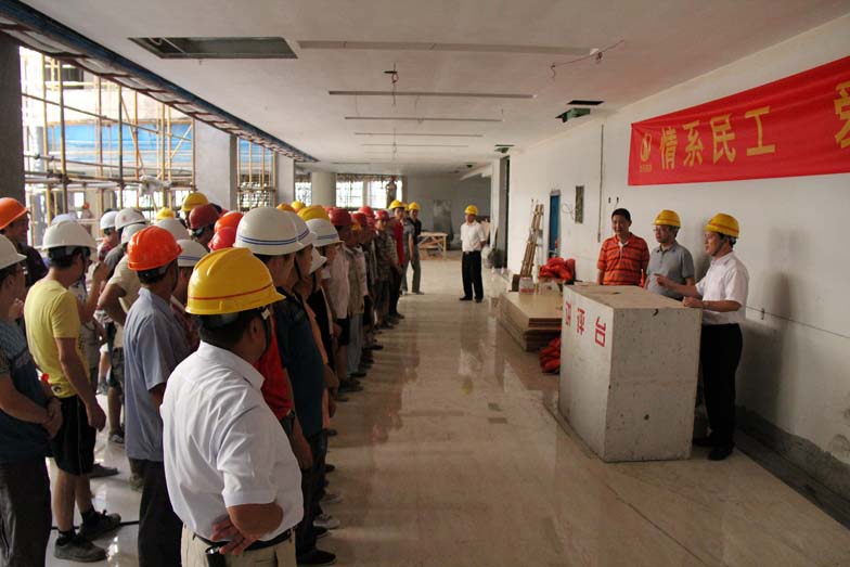 装饰集团深入开展夏季“抗高温、送清凉”活动