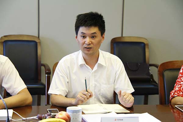 控股集团董事长助理徐慧泉一行到装饰集团慰问、检查