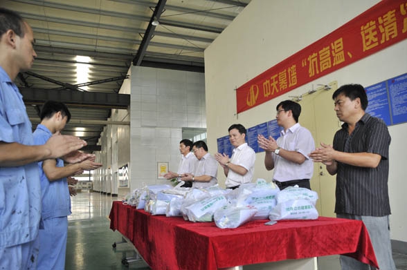 中天幕墙深入开展“抗高温、送清凉”慰问活动