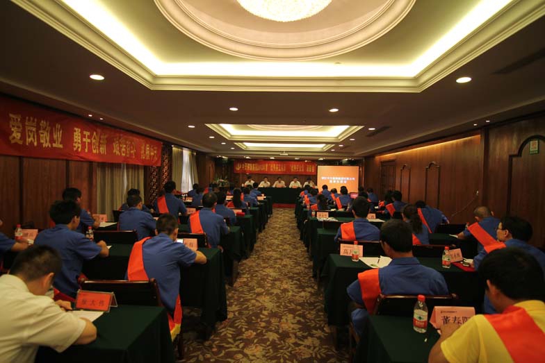 装饰集团隆重表彰2012年度“优秀务工人员”和“优秀安全员”