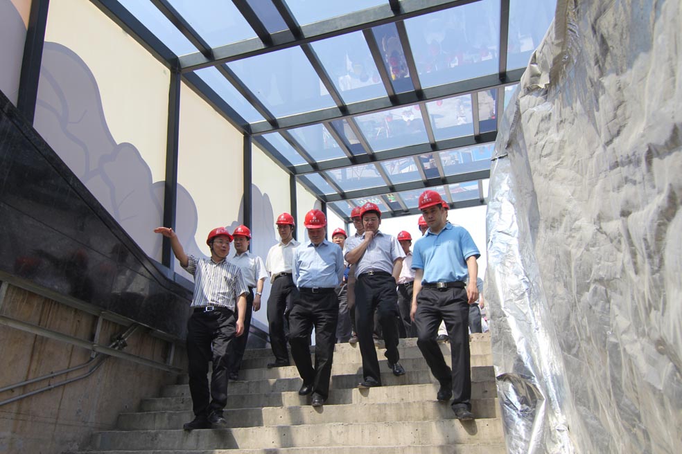 杭州市委书记黄坤明调研地铁1号线闸弄口站装饰工程