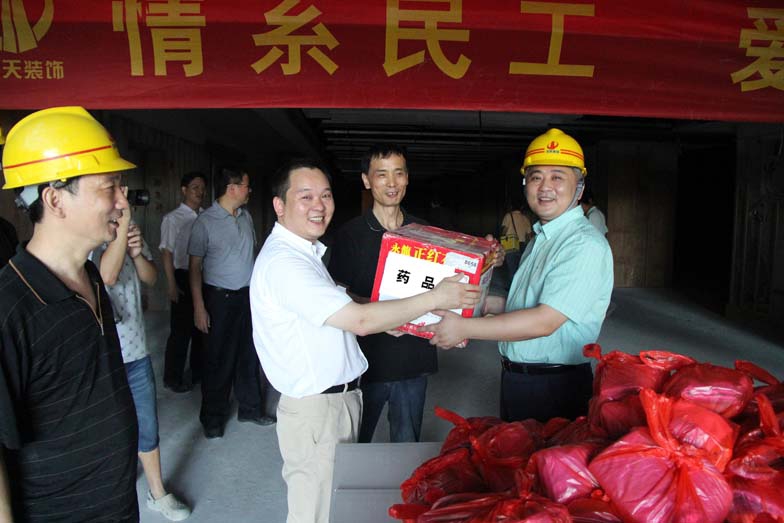 装饰集团深入开展夏季“抗高温、送清凉”活动