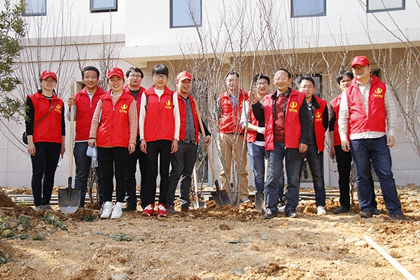 装饰集团组织开展志愿者“3.12”植树活动