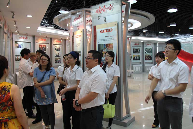 装饰集团党支部开展“七一”党员活动