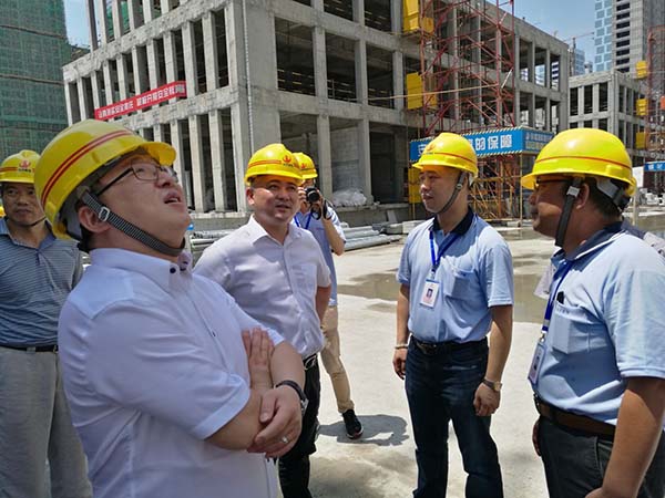 控股集团董事长助理徐慧泉一行到装饰集团慰问、检查