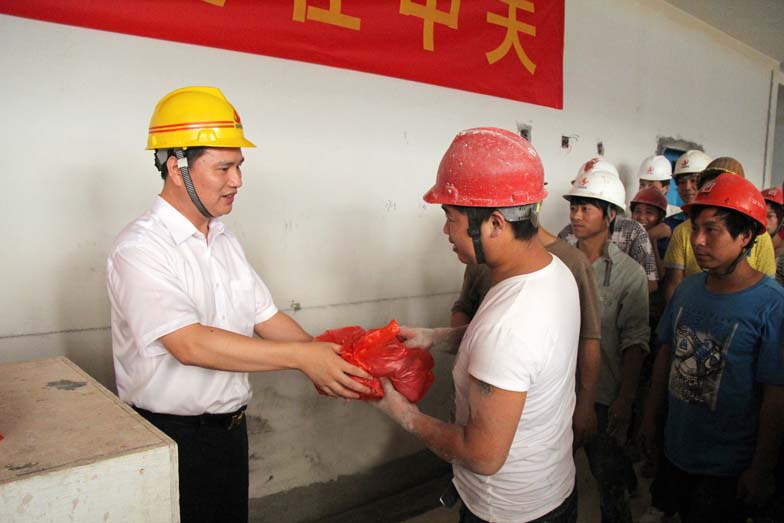 装饰集团深入开展夏季“抗高温、送清凉”活动