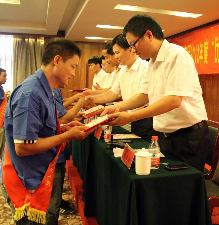 装饰集团隆重表彰2012年度“优秀务工人员”和“优秀安全员”