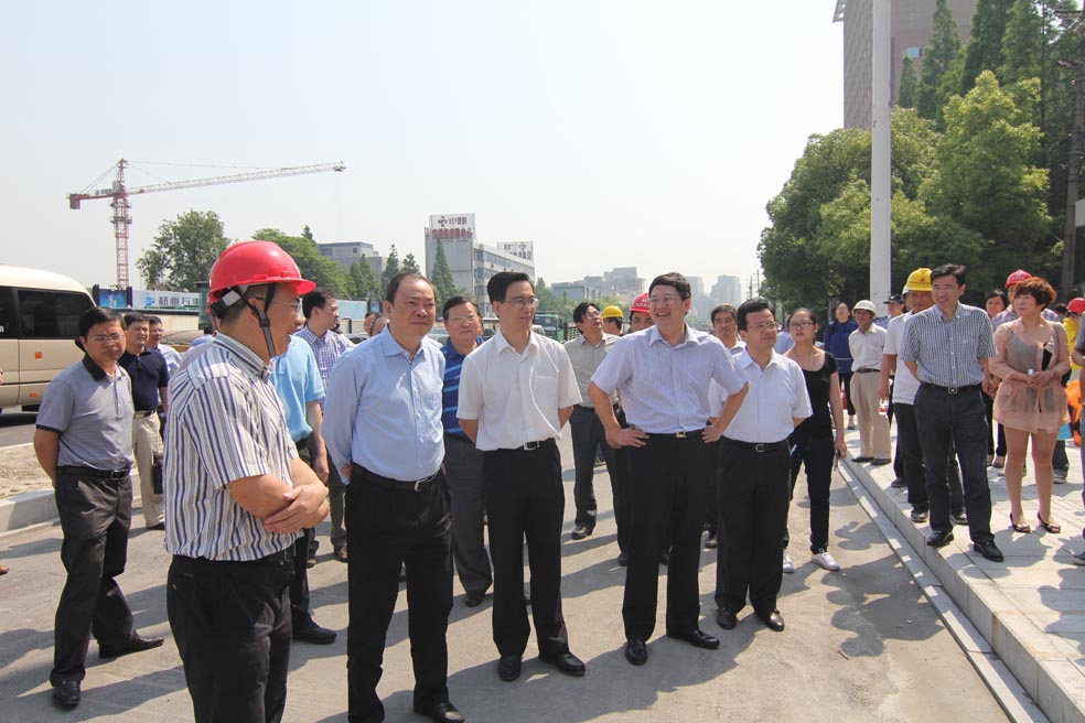 杭州市委书记黄坤明调研地铁1号线闸弄口站装饰工程