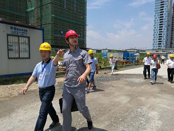 控股集团董事长助理徐慧泉一行到装饰集团慰问、检查