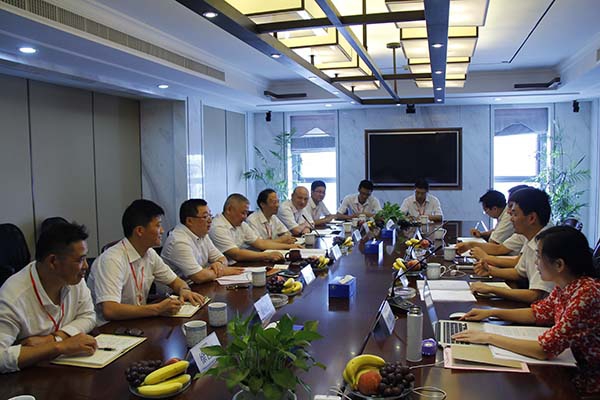 控股集团董事长助理徐慧泉一行到装饰集团慰问、检查