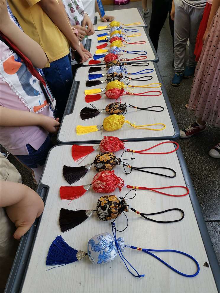 6月5日，中天精诚装饰集团的志愿者们在总经理助理施江锋的带领下来到嵊州市下王镇中心小学，为乡村小学的孩子们带去精彩的职业体验项目、端午礼物及温暖的陪伴。  此次DO益行为孩子们带来了饮品研发师、禁毒警察、美发设计师、魔术师、时装设计师、邮递员、印染师、百货员的体验项目。活动现场，两个多小时的体验，排队等候、好奇、尝试、探索与实践，打破了志愿者与孩子们之间的陌生感，也圆了孩子们的职业梦。   临近端午节，中天精诚装饰的志愿者们还带来了一项特色传统文化活动——制作端午香囊， 佩香囊，是端午传统习俗之一，香囊内通常填充一些具有芳香开窍的中草药，有清香、驱虫、避瘟、防病等功能。这份“体验感十足”的端午节礼物赢得学生们的喜爱，在体验课上，学生们了解端午节的由来和习俗并亲手制作端午香囊，把关心装入香囊送给家人。  “人人可慈善、人人应慈善”，付出、爱、公益、梦想，这些关键词串起了志愿者与乡村孩子的心，我们会一起努力，在成长的路上学会勇敢面对各种挑战，最终实现自己的梦想。